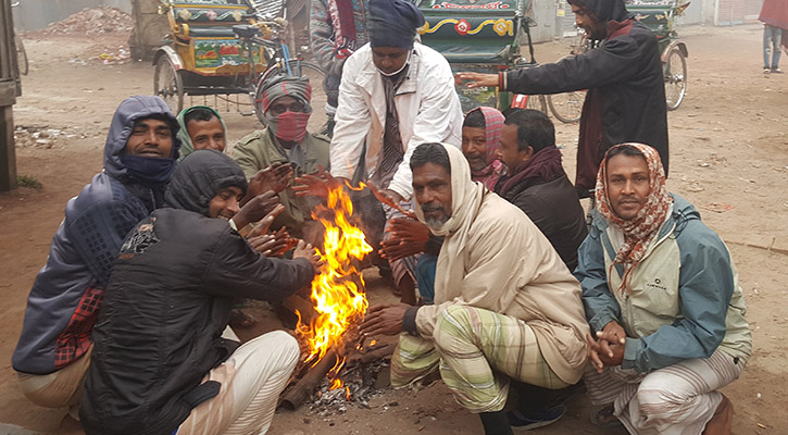 সিরাজগঞ্জে সূর্যের দেখা নেই, শীতে নাকাল শ্রমজীবী মানুষ